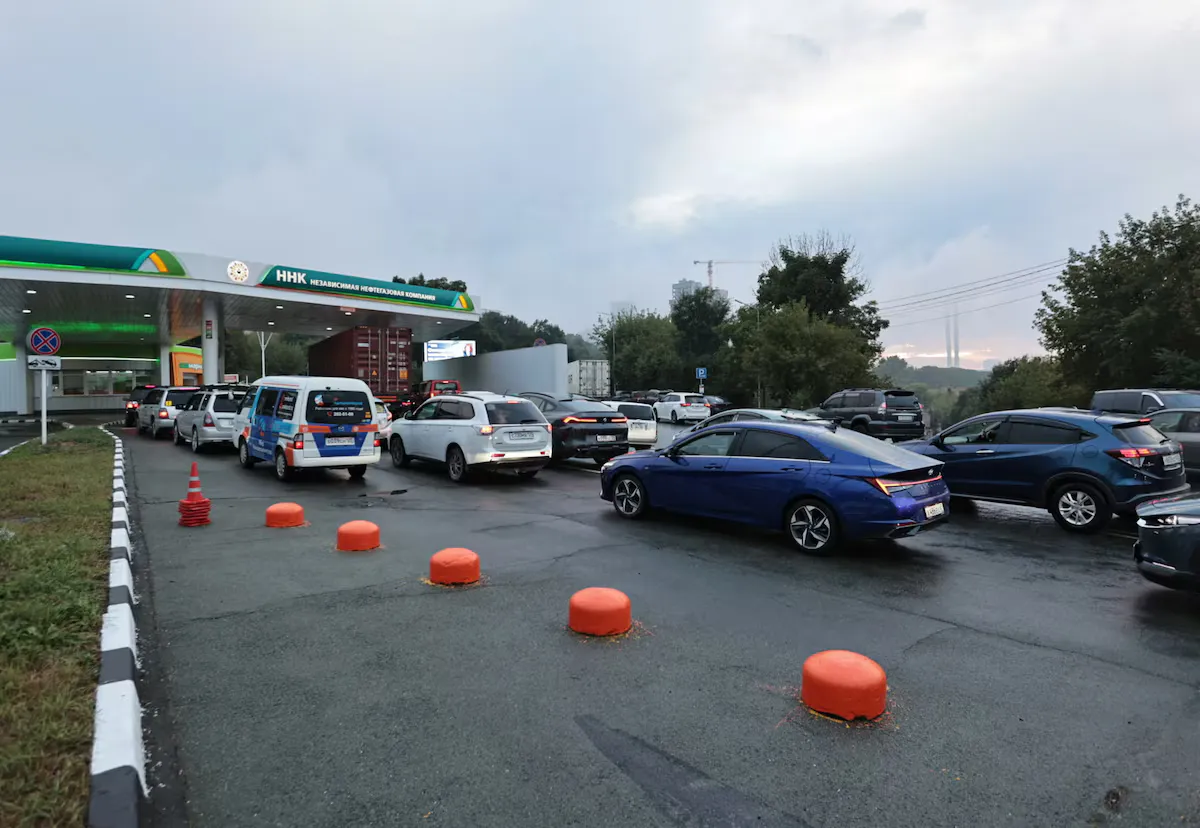 Паливна криза в РФ: українські дрони б’ють по НПЗ, АЗС лишаються без бензину